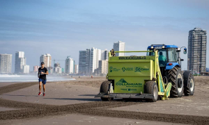 Máquina barredora continúa su trabajo de limpieza de playas para recibir a turistas en verano