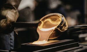 Oro se dispara ante escalada en Medio Oriente tras ataques de EE.UU. e Israel a Irán