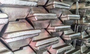 Precio del aluminio sube ante riesgo de interrupciones en Medio Oriente por conflicto con Irán