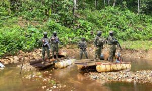 Ecuador intensifica ofensiva militar contra la minería ilegal con apoyo de Estados Unidos