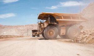 Inversionistas mineros miran con cautela la elección en Perú mientras se retrasa el conteo presidencial