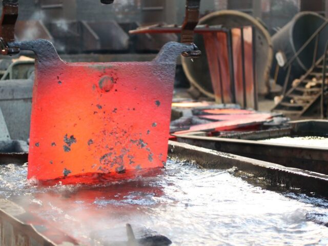 Guerra en Medio Oriente presiona a la minería global: alza de diésel y ácido sulfúrico amenaza costos y producción