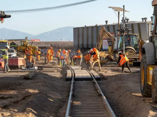 FCAB mejora cruce ferroviario en el barrio industrial de Antofagasta