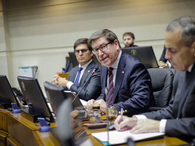 Gobierno presenta agenda para reactivar la pequeña minería con foco en permisos y productividad