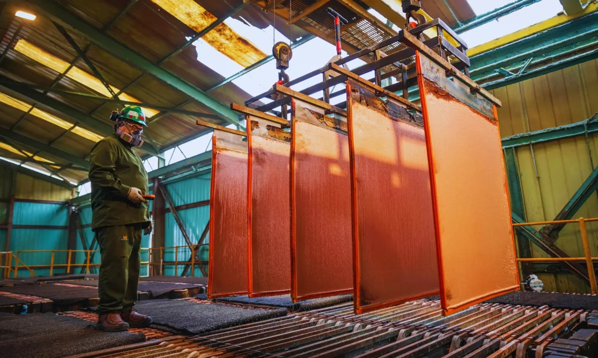 Precio del cobre desafía tensión en Medio Oriente y alcanza nuevo récord histórico