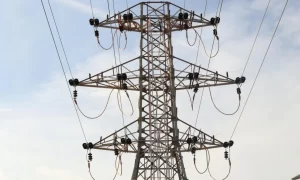 Deuda del mercado eléctrico de corto plazo cae 40% en mayo, pero persisten empresas sin garantías financieras