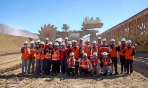Estudiantes de Minas UA conocen operaciones de Radomiro Tomic en visita técnica