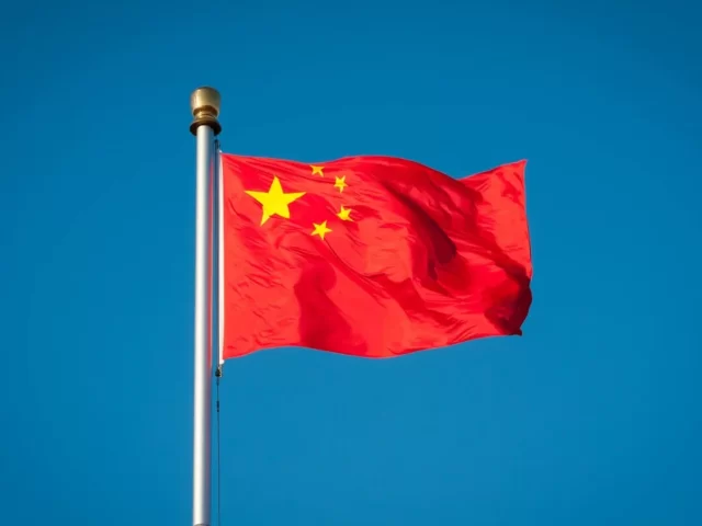 China endurece la guerra de minerales críticos y restringe exportaciones a empresas de tierras raras de EE.UU.