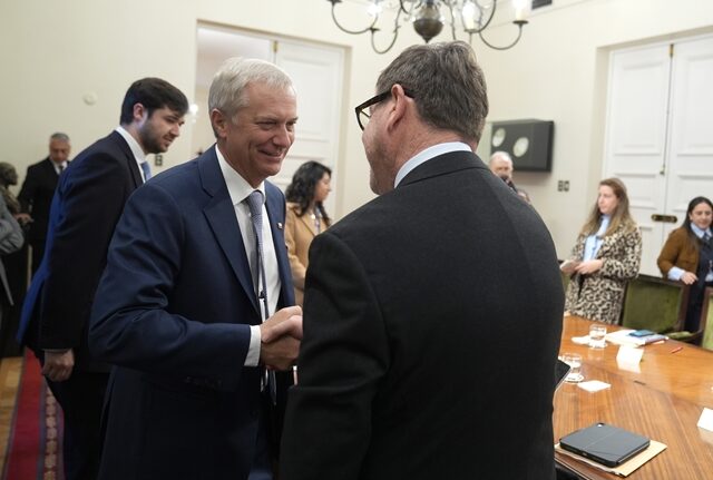 Presidente de la República, José Antonio Kast, sostiene reunión de trabajo con el biministro de Economía y Minería, Daniel Mas