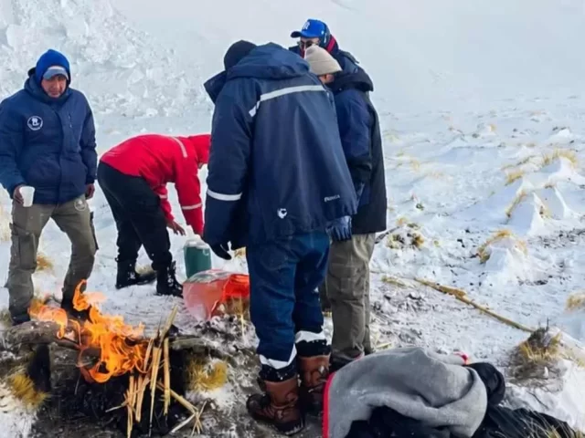 Rescatan con vida a cuatro mineros varados en Salar del Hombre Muerto