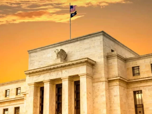 Oro cae hacia $4.000 por onza ante incertidumbre de la Fed y menor prima geopolítica