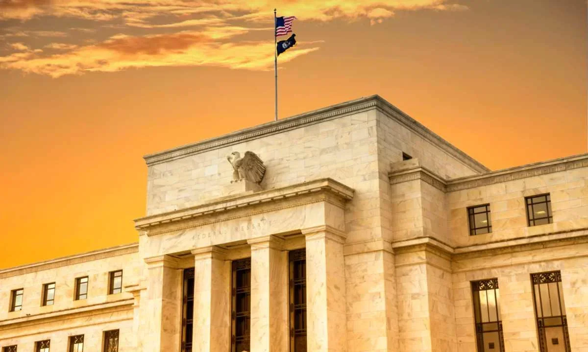 Oro cae hacia $4.000 por onza ante incertidumbre de la Fed y menor prima geopolítica