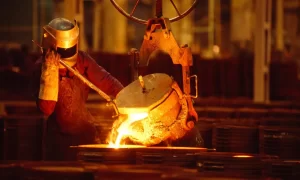 Plata sube 1,5% tras tocar mínimo de ocho meses