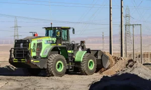 Ministro Hales prueba cargador frontal eléctrico para logística de graneles de cobre