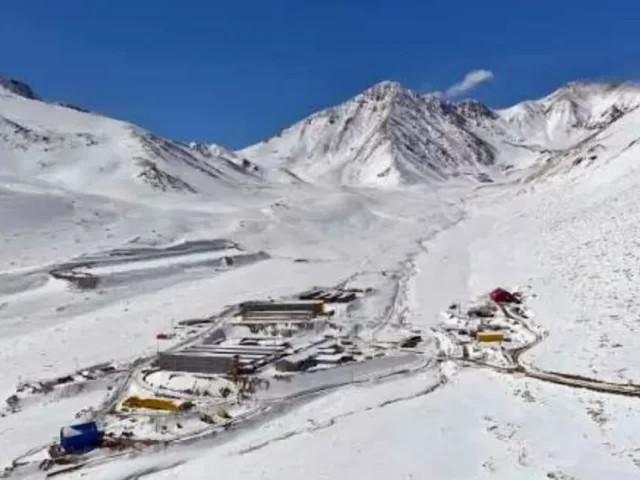 Barrick iniciará traslado aéreo de trabajadores aislados en campamentos de Alto del Carmen
