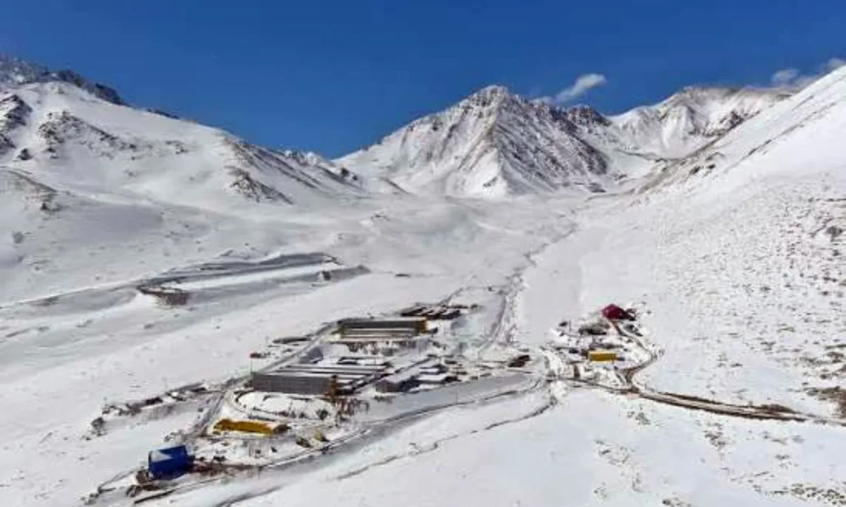 Barrick iniciará traslado aéreo de trabajadores aislados en campamentos de Alto del Carmen
