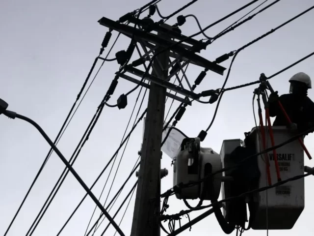 Sistema frontal deja más de 250 mil clientes sin luz y mantiene presión sobre reposición eléctrica