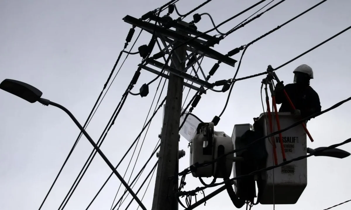 Sistema frontal deja más de 250 mil clientes sin luz y mantiene presión sobre reposición eléctrica