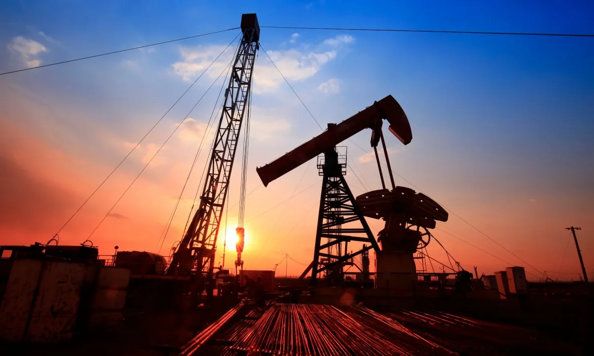 Déficit global de petróleo se profundiza en 2026 sin reapertura del Estrecho de Ormuz