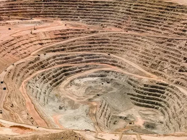South32 aumenta reservas de cobre en Sierra Gorda un 61%: hasta 1.100 millones de toneladas