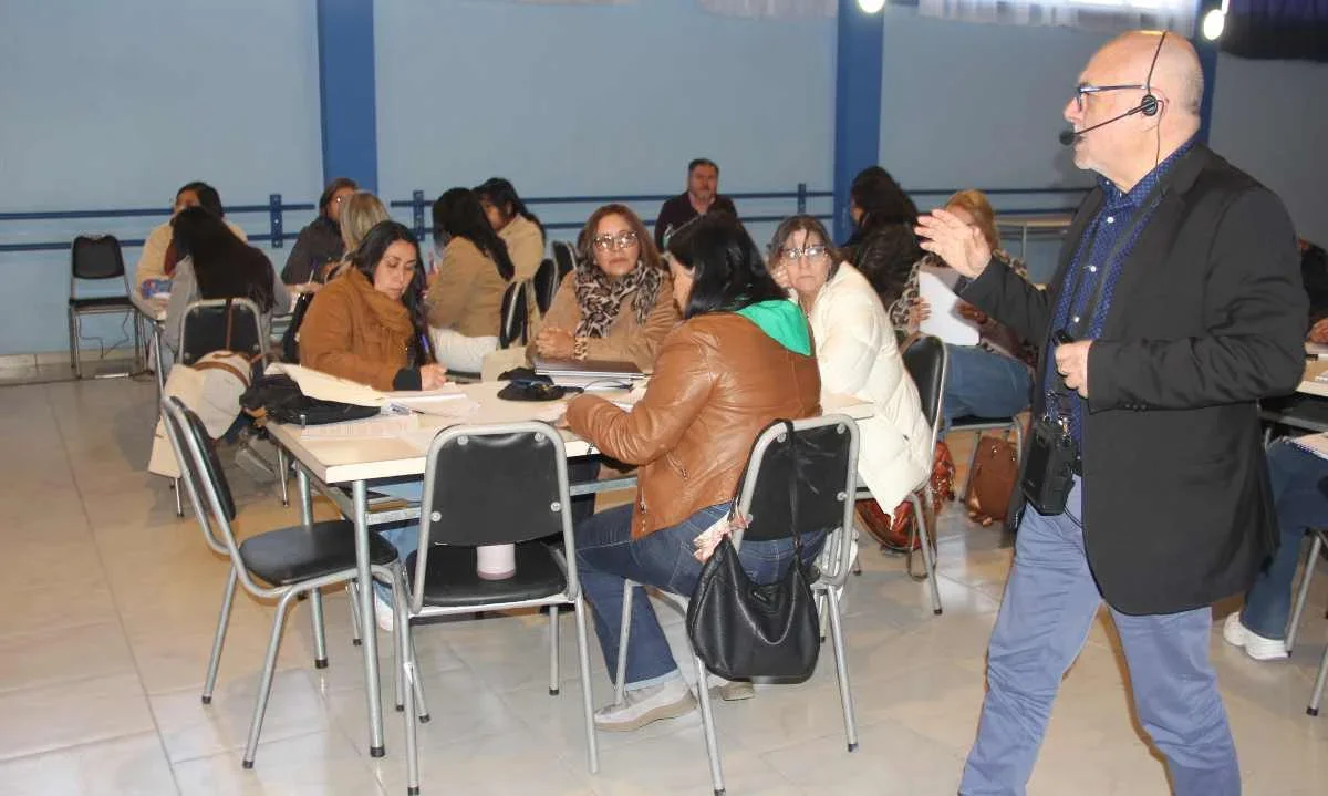 El Abra capacita a 90 docentes en convivencia escolar con herramientas de IA