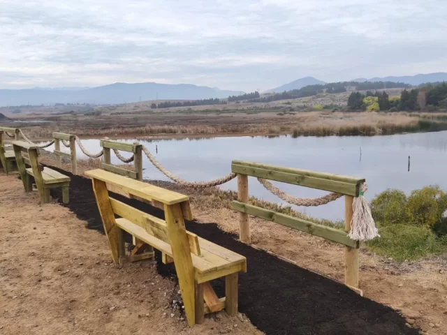 Codelco Ventanas recicla 700 kilos de madera industrial para equipar humedal en Puchuncaví