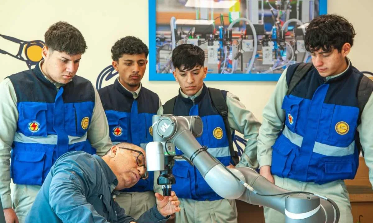Estudiantes de Tocopilla fortalecen formación técnica en CEIM con experiencias en automatización minera
