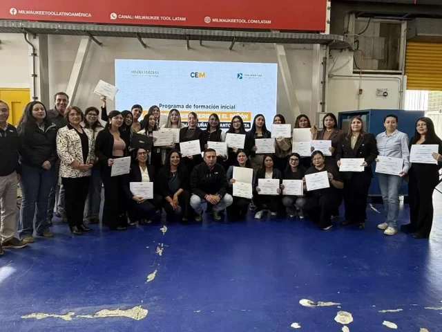 24 mujeres egresadas en martillo acuñador por Minera Meridian El Peñón y CEIM