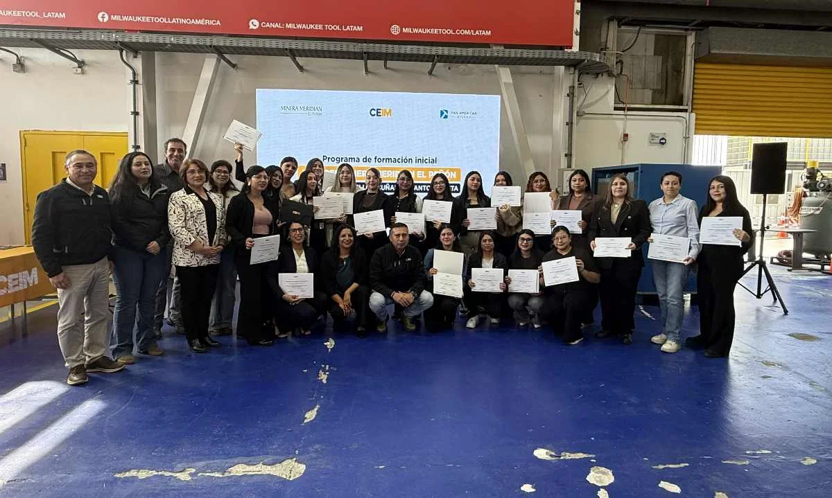 24 mujeres egresadas en martillo acuñador por Minera Meridian El Peñón y CEIM