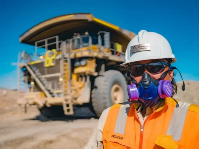 Participación femenina en minería del cobre alcanza 21,7% en dotación propia, pero persisten brechas en contratistas