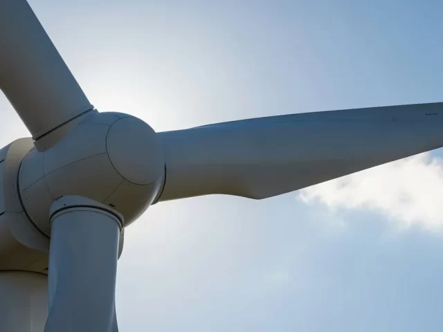 Palas eólicas de 90 metros: El gigante aerodinámico frente al desafío crítico de su reciclaje