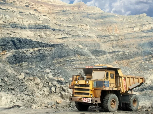 Cobre roza récord histórico tras desplome del 70% en inventarios de Shanghái