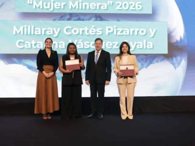 Estudiantes de la U. de Chile reciben la Beca Mujer Minera