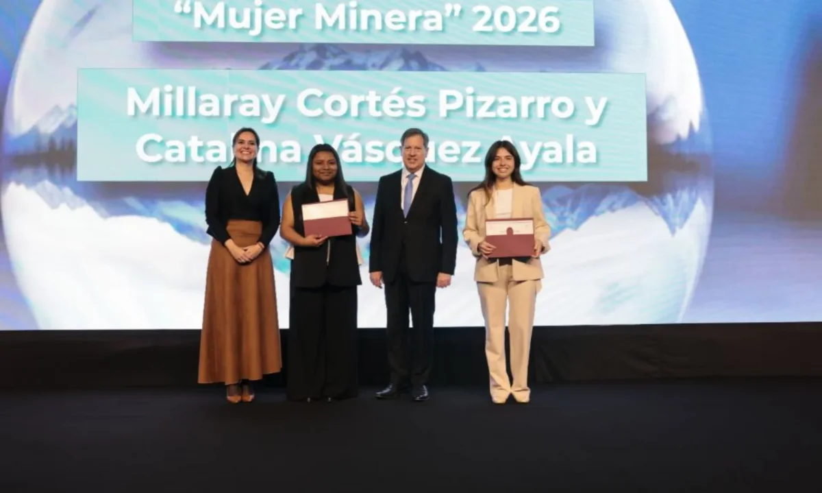 Estudiantes de la U. de Chile reciben la Beca Mujer Minera