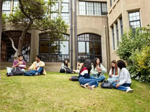 Arcadis refuerza vínculo con universidades e impulsa prácticas profesionales en minería e infraestructura
