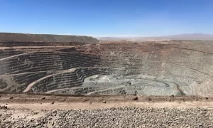 South32 destaca desempeño trimestral: Sierra Gorda aumenta producción de cobre equivalente en 11%